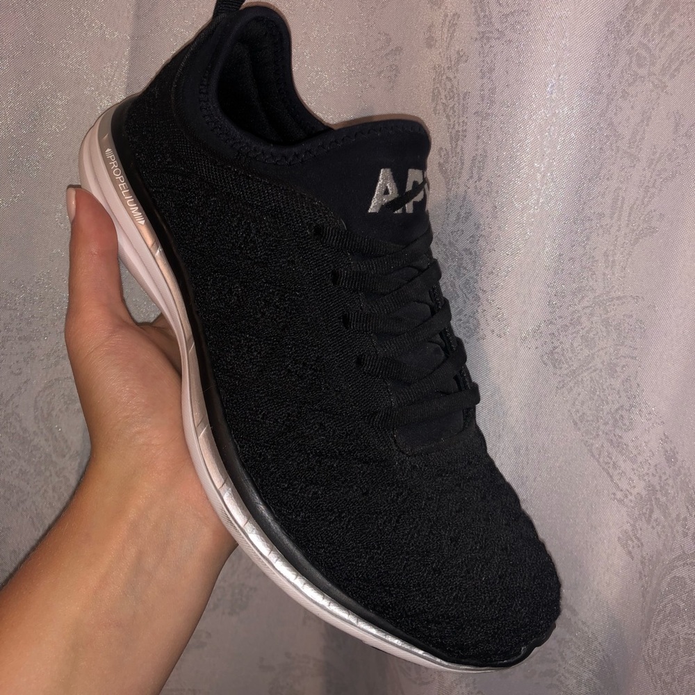 APL Techloom phantoms black w/ white sole